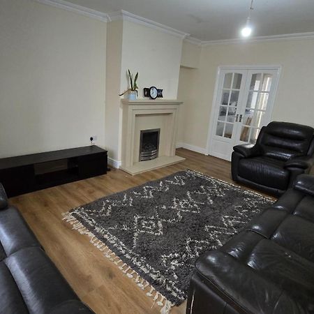 Entire Three Bedroom House In Birmingham Esterno foto