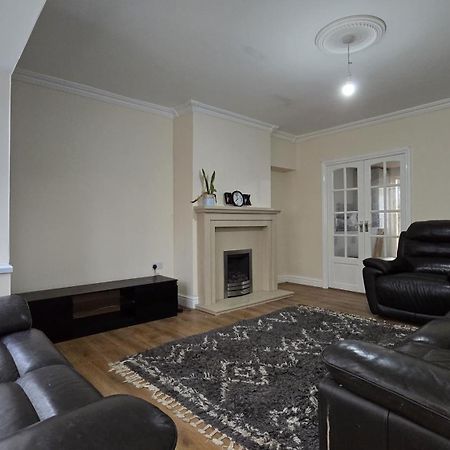 Entire Three Bedroom House In Birmingham Esterno foto