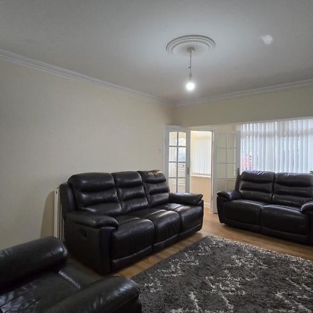 Entire Three Bedroom House In Birmingham Esterno foto